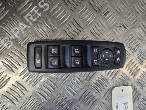 Used Left front window switch Left front window switch RENAULT MEGANE III Hatchback (BZ0/1_, B3_) 1.2 TCe (BZ16, BZ28) (132 hp) 35924765 35924765