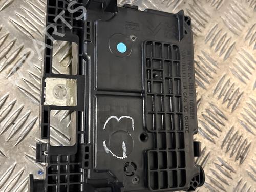 Used Fuse box Fuse box 37661858 37661858