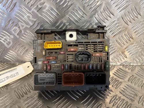 Used Fuse box Fuse box 37187910 37187910