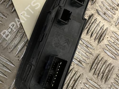 Used Left front window switch Left front window switch PEUGEOT 208 I (CA_, CC_) 1.6 HDi (92 hp) 32413067 32413067
