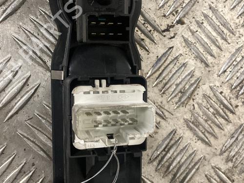 Used Left front window switch Left front window switch RENAULT MODUS / GRAND MODUS (F/JP0_) 1.5 dCi (FP0D, JP0D) (82 hp) 32870914 32870914