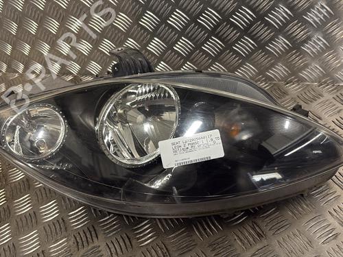 Used Right headlight SEAT LEON (1P1) 1.9 TDI (105 hp) 31052048