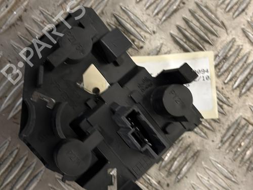 lamp-holder-peugeot-206-2l_-2m_-2009-2010-2011-2012-2013-32472689 main image