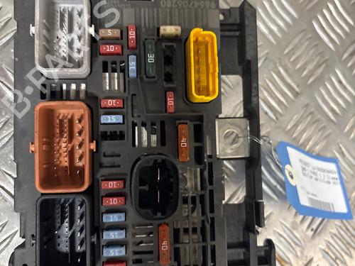 Used Fuse box Fuse box 38108914 38108914