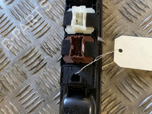 left-front-window-switch-dacia-sandero-iii-2021-33184125 main image