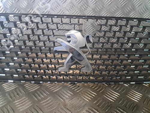 Grille PEUGEOT 3008 II SUV (MC_, MR_, MJ_, M4_) 1.2 THP/ PureTech 130 (MRHNSM, MRHNSU, MRHNSJ, MRHNYW,... | BP26217819C40