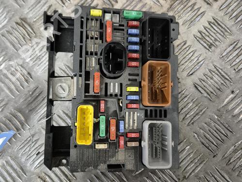 Used Fuse box Fuse box 38972202 38972202