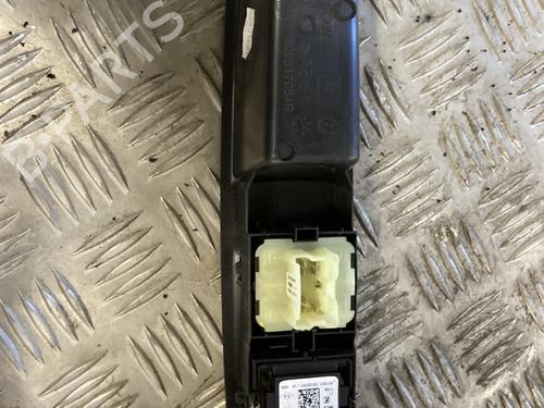 Used Left front window switch Left front window switch RENAULT ZOE (BFM_) [2012-2026] 33566017 33566017