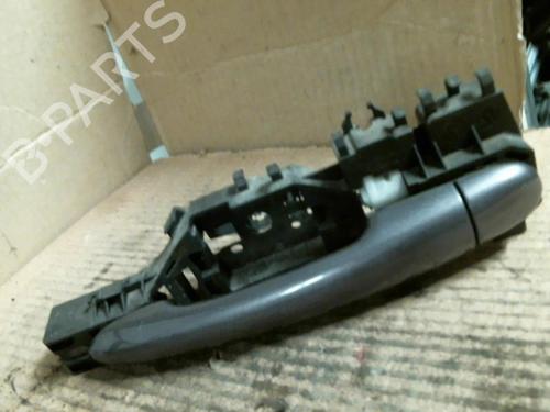 Używane Klamka zewnętrzna drzwi tylnych lewych RENAULT SCÉNIC II (JM0/1_) 1.9 dCi (JM0G, JM12, JM1G, JM2C) (120 hp) 20961542