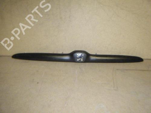 Używane Listwa klapy tylnej / bagażnika PEUGEOT 206 Hatchback (2A/C) 1.9 D (69 hp) 30508013