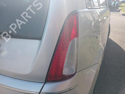 Feu arrière droit LANCIA MUSA (350_) 1.3 D Multijet (350.AXM11, 350.AXM1A, 350.AXI1A) (95 hp) 32721377