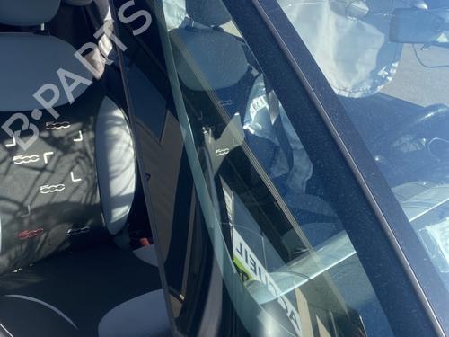 front-right-quarter-glass-fiat-500l-351_-352_-2012-25594049 main image