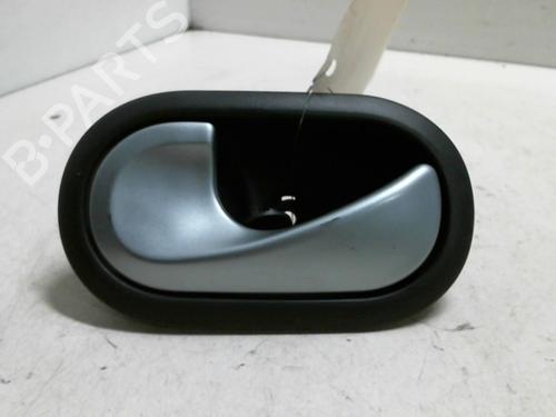 Used Front left interior door handle RENAULT CLIO III (BR0/1, CR0/1) 1.2 16V (BR02, BR0J, BR11, CR02, CR0J, CR11) (75 hp) 20963682