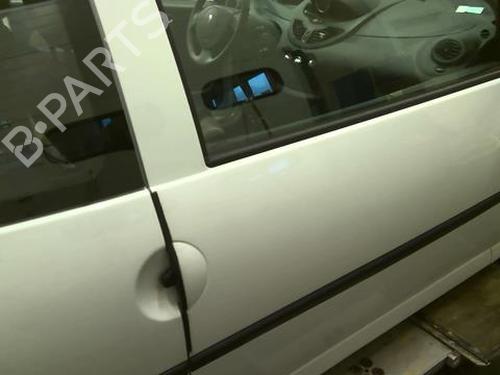 Porte avant droite RENAULT TWINGO II (CN0_) 1.2 16V (CN04, CN0B) (75 hp) 22024732