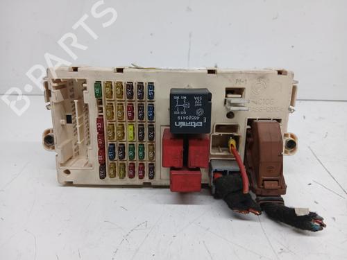 Caja reles / fusibles FIAT STILO (192_) 1.9 JTD (192_XE1A) (115 hp) 28530322