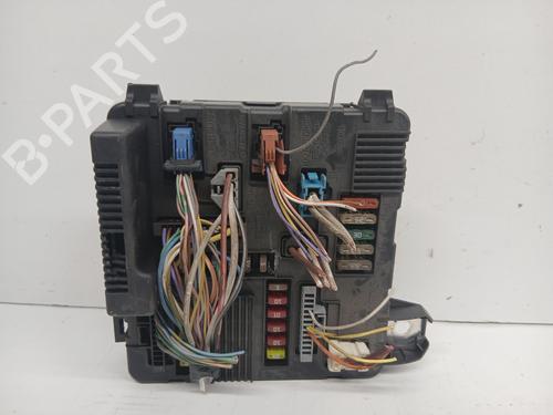 Zekeringkast RENAULT MEGANE II Saloon (LM0/1_) 1.9 dCi (LM0G, LM1G, LM2C) (120 hp) 27703864