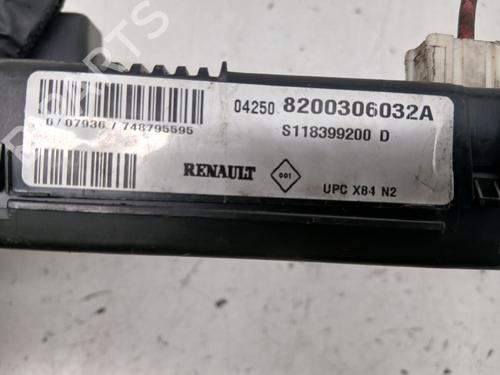 Fuse box RENAULT SCÉNIC II (JM0/1_) | BP30551661E1