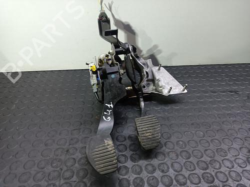 clutch-pedal-peugeot-3008-i-mpv-0u_-2009-2010-2011-2012-2013-2014-2015-2016-2017-32251181 main image