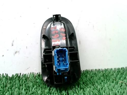 Used Right front window switch Right front window switch RENAULT MASTER III Van (FV) 2.3 dCi 145 FWD (FV0E, FV0F, FV0H, FV02, FV0M, FV0S,... (146 hp) 28496818 28496818