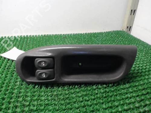 Interrupteur de vitre avant gauche RENAULT SCÉNIC I MPV (JA0/1_, FA0_) 1.6 (JA00, JA16, JA15, JA19, JA1V, JA2B, JA2C, JA0B,... (107 hp) 22077375