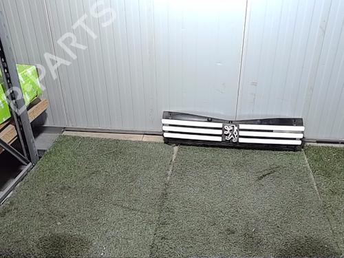Used Grille PEUGEOT 205 II (20A/C) 1.7 Diesel (60 hp) 27368156