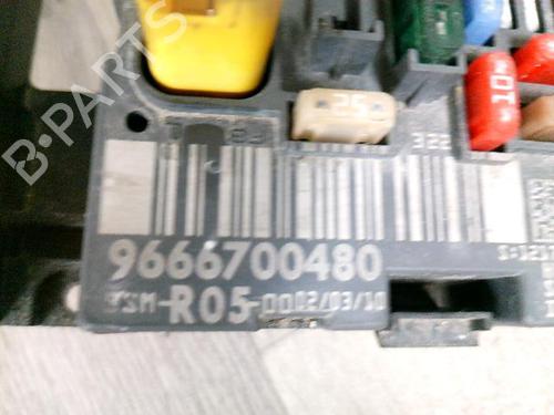Used Fuse box Fuse box 37501687 37501687