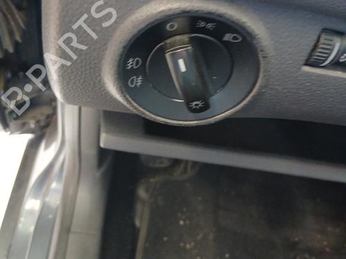 Commande de phare VW POLO IV (9N_, 9A_) 1.9 TDI (101 hp) 31907621