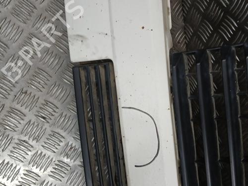 Used Grille VW TRANSPORTER T4 Van (70A, 70H, 7DA, 7DH) 2.5 TDI (102 hp) 28303203