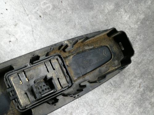 Used Right front window switch Right front window switch RENAULT MEGANE IV Hatchback (B9A/M/N_) 1.5 Blue dCi 95 (B9A2, B9A6) (95 hp) 25142562 25142562
