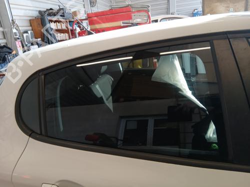 Dør rude højre bagtil PEUGEOT 208 I (CA_, CC_) 1.2 VTI 82 (82 hp) 31883549