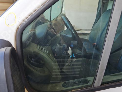 front-left-quarter-glass-renault-trafic-ii-bus-jl-2001-34397869 main image
