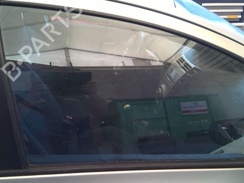 Dør rude højre foran Dør rude højre foran TOYOTA YARIS (_P9_) 1.4 D-4D (NLP90_, NLP90R) (90 hp) 39379412 39379412