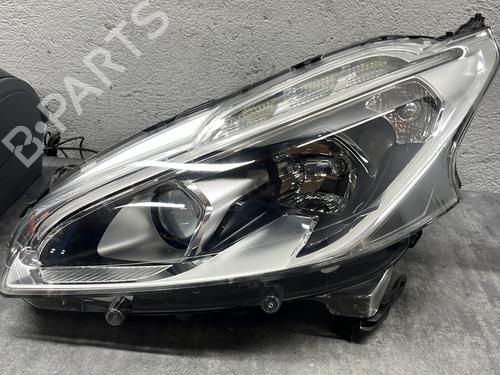 Phare gauche PEUGEOT 208 I (CA_, CC_) 1.2 VTI 82 (82 hp) 32065110