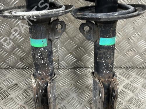 Used Left front shock absorber Left front shock absorber TOYOTA YARIS (_P9_) 1.4 D-4D (NLP90_, NLP90R) (90 hp) 33044458 33044458