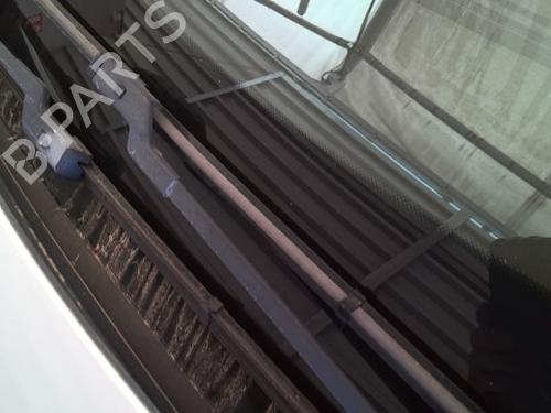 Used Front windshield wiper arm Front windshield wiper arm 38940895 38940895