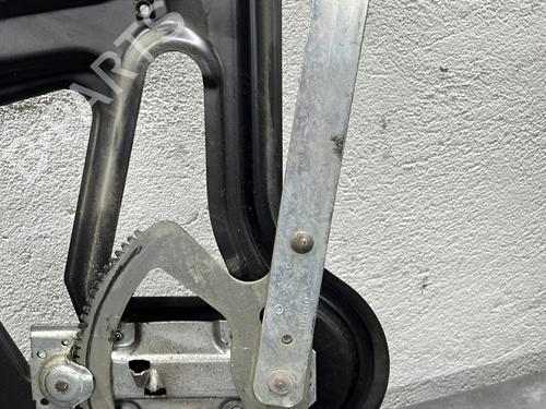 Used Front left window mechanism Front left window mechanism MERCEDES-BENZ SPRINTER 2-t Bus (B901, B902) 213 CDI (902.671, 902.672) (129 hp) 27237890 27237890