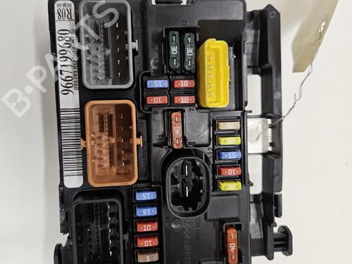 Used Fuse box Fuse box 38722821 38722821