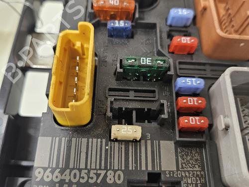 Used Fuse box Fuse box 35937552 35937552