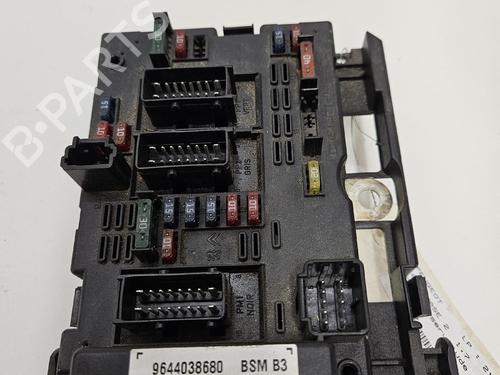 Used Fuse box Fuse box 39198570 39198570