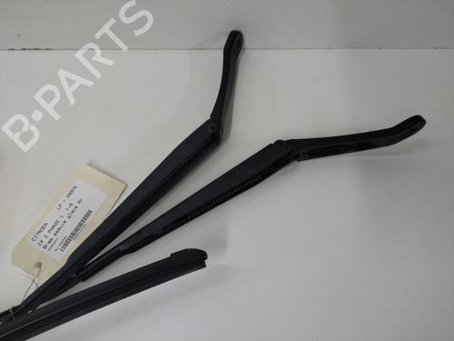 Used Front windshield wiper arm Front windshield wiper arm 20890547 20890547