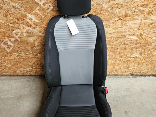 Used Right front seat TOYOTA YARIS (_P13_) 1.5 Hybrid (NHP130_, NHP130) (101 hp) 26496311