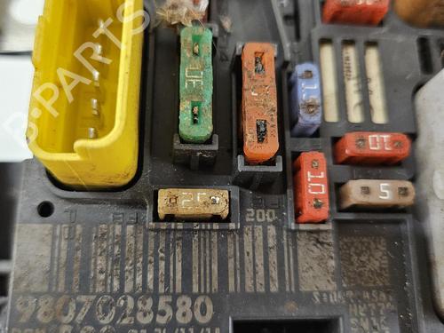 Used Fuse box Fuse box 39018864 39018864