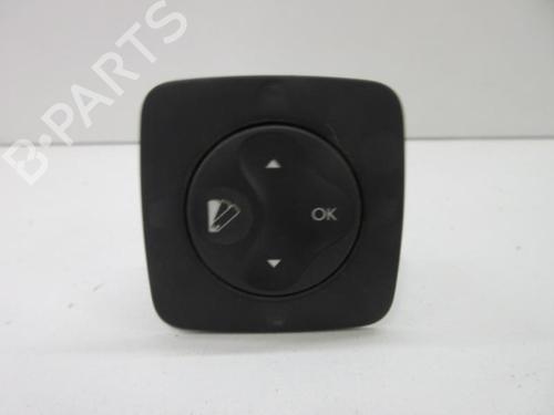 Used Switch Switch RENAULT GRAND SCÉNIC III (JZ0/1_) 1.9 dCi (JZ0J, JZ0N, JZ1K, JZ1S) (131 hp) 22107702 22107702