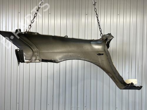 Guarda-lamas direito Guarda-lamas direito ALFA ROMEO 147 (937_) 1.9 JTDM 16V (937.AXN1B, 937.AXZ1B) (170 hp) 32734620 32734620