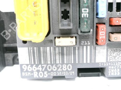 Used Fuse box Fuse box 39108561 39108561