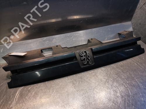 Grill PEUGEOT 306 Hatchback (7A, 7C, N3, N5) 1.4 (75 hp) 21215238