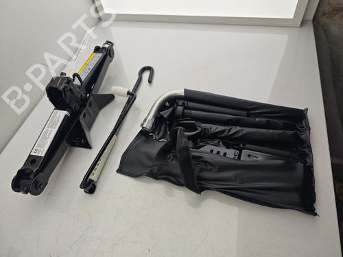 Used Jack Kit AUDI Q3 (8UB, 8UG) 2.0 TFSI quattro (220 hp) 30300107