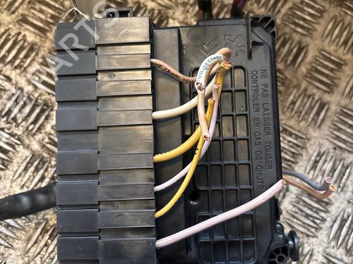 Used Fuse box Fuse box 36557176 36557176