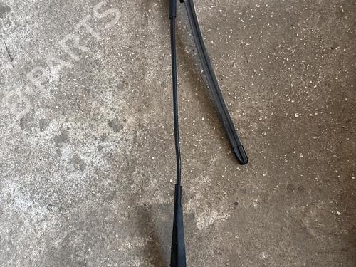 front-windshield-wiper-arm-mercedes-benz-vaneo-414-2002-2003-2004-2005-34219975 main image