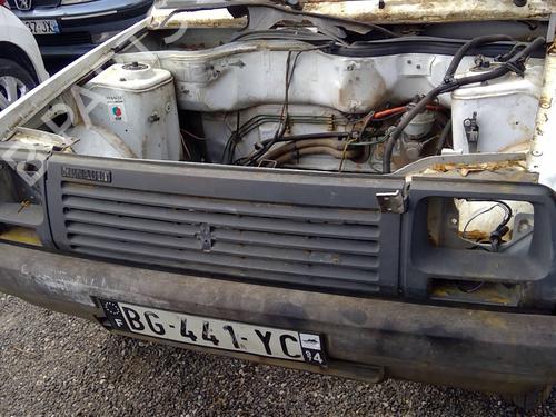 Used Grille Grille RENAULT RAPID Box Body/MPV (F40_, G40_) 1.0 (37 hp) 26491645 26491645